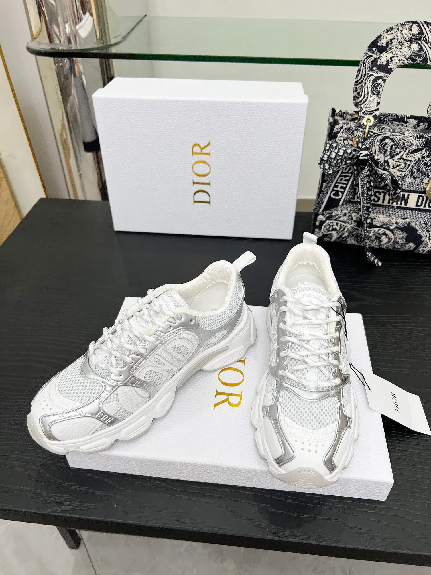 P560🐮🐮The official website of Dijia's new colors has been updated simultaneously [Celebration] This Dior Vibe sneaker incorporates Dior's high-end spirit and reinterprets classic running shoes. White mesh fabric features an Oblique print and is paired with laminated leather-effect panels in gold and silver tones for a contrasting look. It is further embellished with classic details such as 3D effect details, the lucky star symbol on the rear, and the logo on the tongue and rear pull tab. The lightweight sole is embellished with gray stars, complementing a variety of casual or elegant pieces for a modern look. Size: Women’s size 35-41 (35/42 can be customized) Men’s size 40-46 (39/46 can be customized)